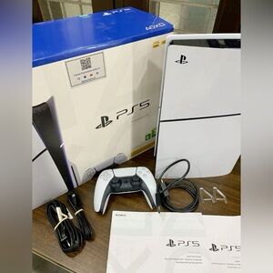 New PS5 with pads in good condition